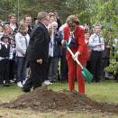 Dronning Sonja plantet et tre på Vangen, assistert av ordfører Kåre Helland og Kristian Bergsund (Foto: © AASTA BØRTE)
